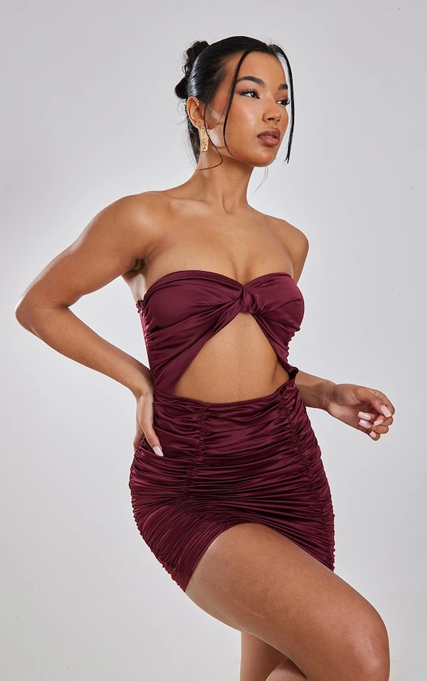 Robe Moulante Froncée Satinée Prune Bustier à Détail Torsadé 4 Robe Moulante Froncée Satinée Prune Bustier à Détail Torsadé – Image 4