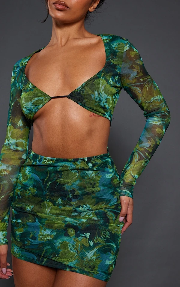 Robe Moulante En Mesh Vert Imprimé Abstrait à Manches Longues Et Découpes 4 Robe Moulante En Mesh Vert Imprimé Abstrait à Manches Longues Et Découpes – Image 4