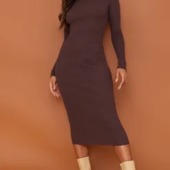 Longue Robe Moulante En Maille Chocolat à Col Montant
