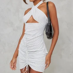 Robe Moulante Froncée Grise Texturée Nouée Dans Le Cou