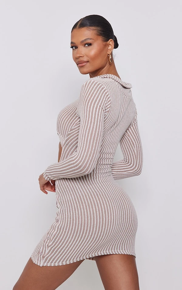 Robe Moulante Boutonnée En Maille Côtelée Marron à Rayures Et Col 2 Robe Moulante Boutonnée En Maille Côtelée Marron à Rayures Et Col – Image 2