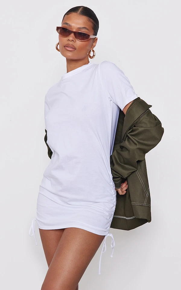 Robe T-shirt En Coton Blanche à Manches Courtes Et Côtés Froncés 1 Robe T-shirt En Coton Blanche à Manches Courtes Et Côtés Froncés