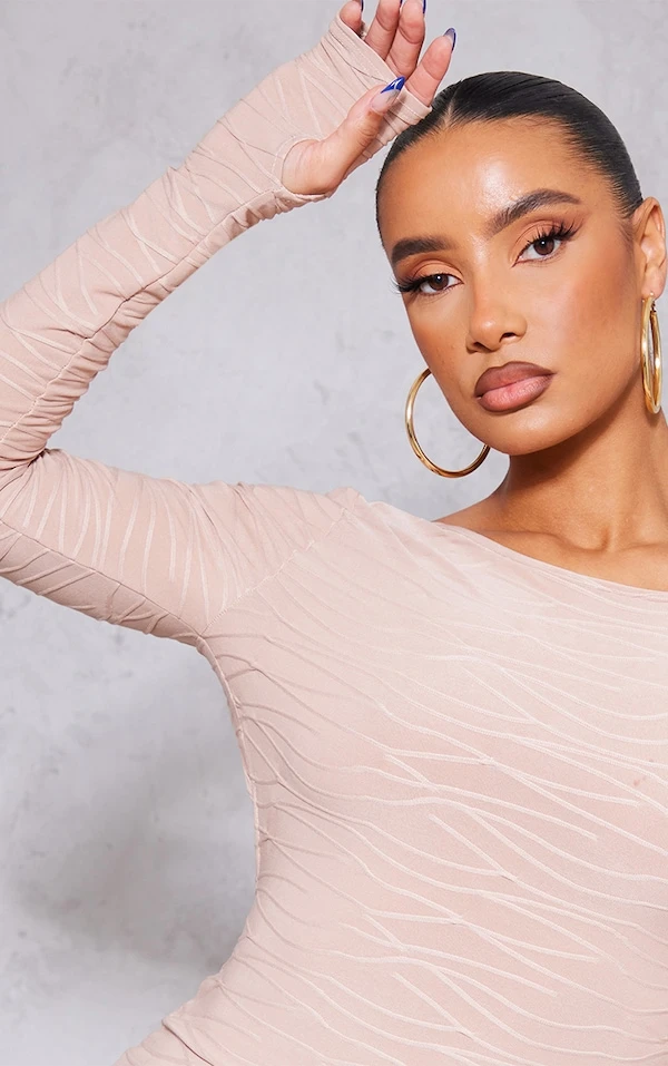 Robe Moulante Texturée Rose Profond à Trous Pour Les Pouces Et Dos Nu 4 Robe Moulante Texturée Rose Profond à Trous Pour Les Pouces Et Dos Nu – Image 4