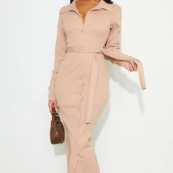 Robe Longue Côtelée Taupe à Col Et Boutons Détail Taille Nouée