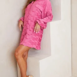 Robe Chemise Oversize Rose Vif Crêpée Et Plissée 7 Robe Chemise Oversize Rose Vif Crêpée Et Plissée -Pas Cher Robe Tendre Magasin d4fc3725b5e96943193b1652da530231bb308242 cmw6614 4