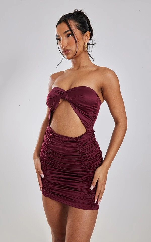 Robe Moulante Froncée Satinée Prune Bustier à Détail Torsadé 1 Robe Moulante Froncée Satinée Prune Bustier à Détail Torsadé