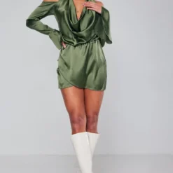 Robe Droite Satinée Kaki à Col Bénitier Et épaules Dénudées -Pas Cher Robe Tendre Magasin d6ff4c628e067c20fcc24532de8df09b242de283 cnc5947 3