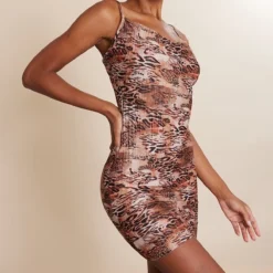 Robe Moulante Plissée Imprimé Léopard Marron à Col Bénitier Et Bretelles 7 Robe Moulante Plissée Imprimé Léopard Marron à Col Bénitier Et Bretelles -Pas Cher Robe Tendre Magasin d9266bd414c254ca5c53c8e985785329b4871a05 cnd2255 3