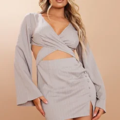 Robe Moulante Gris Pierre à Fines Rayures Croisée Sur Le Devant à Manches Longues Et Boutons