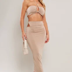 Robe Longue Moulante Taupe Découpée Croisée Au Cou