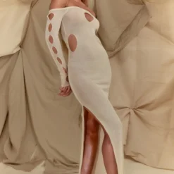 Robe Longue En Maille Transparente Crème Découpée à Manches Longues