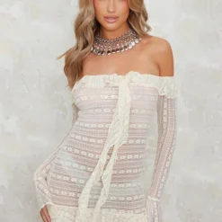 Robe Moulante Drapée En Dentelle Crème Transparente à Col Bardot Et Volants