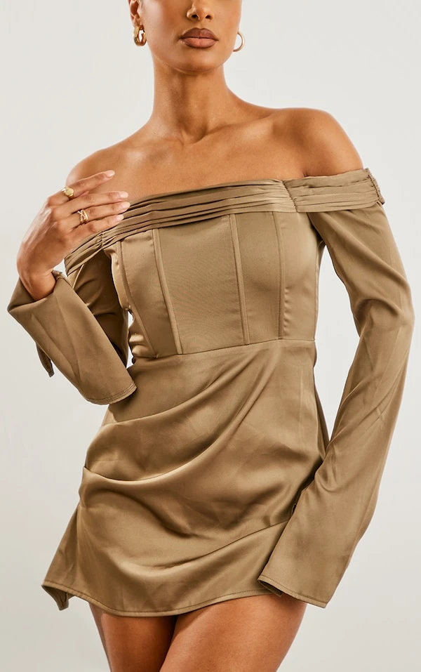 Robe Droite Satinée Plissée Kaki à Col Bardot Et Manches évasées 4 Robe Droite Satinée Plissée Kaki à Col Bardot Et Manches évasées – Image 4