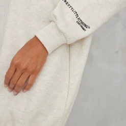 PRETTYLITTLETHING Robe En Sweat Avoine Oversize à Manches Raglan 9 PRETTYLITTLETHING Robe En Sweat Avoine Oversize à Manches Raglan -Pas Cher Robe Tendre Magasin f349501ab00922ed528d8297374a0a0f530fdbd4 cmu2507 4