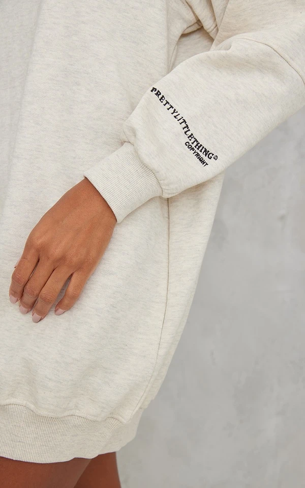 PRETTYLITTLETHING Robe En Sweat Avoine Oversize à Manches Raglan 4 PRETTYLITTLETHING Robe En Sweat Avoine Oversize à Manches Raglan – Image 4
