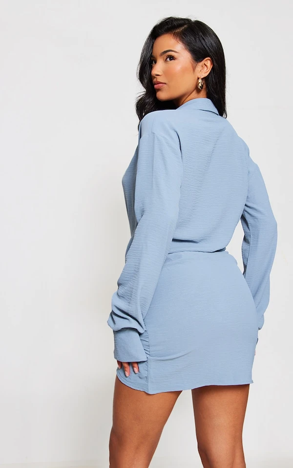 Robe Chemise Tissée Bleu Clair Texturée Très Décolletée à Manchettes évasées 2 Robe Chemise Tissée Bleu Clair Texturée Très Décolletée à Manchettes évasées – Image 2