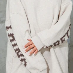 PRETTYLITTLETHING Robe Sweat Oversize Avoine à Slogan -Pas Cher Robe Tendre Magasin f6d5790df8b9bc001ded00ab7652e6dedf53ca6c cmq0907 5