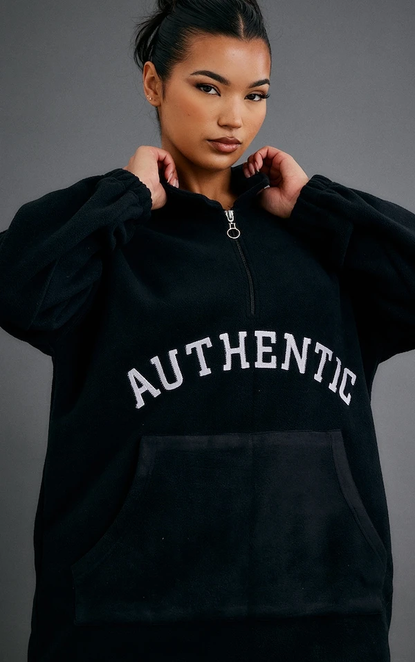 Robe Pull En Polaire Noire à Slogan Authentic Et Zip 4 Robe Pull En Polaire Noire à Slogan Authentic Et Zip – Image 4